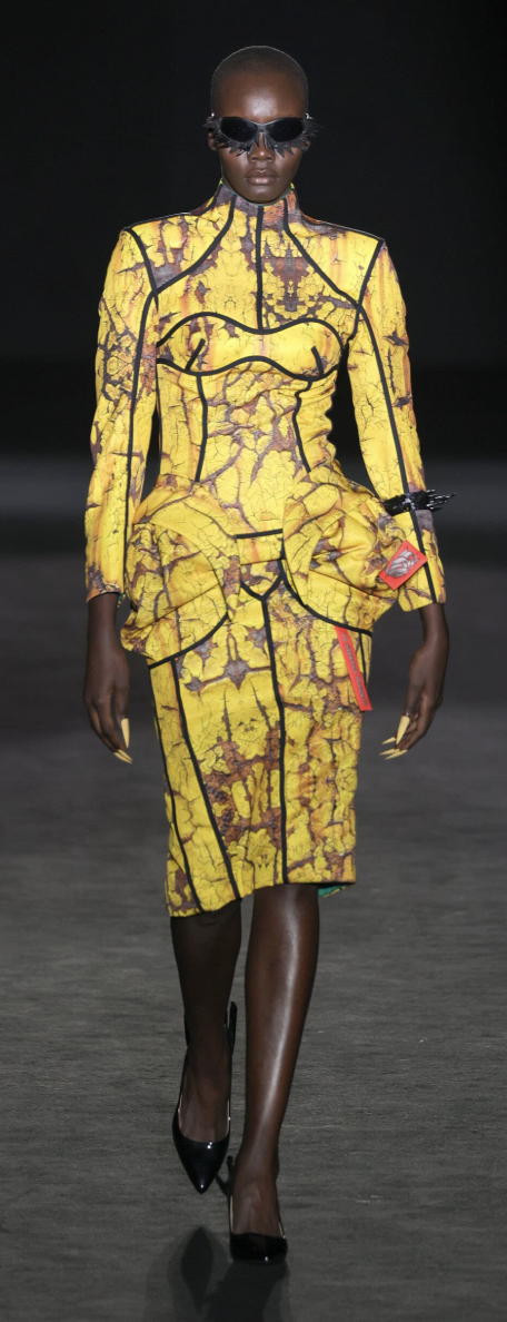 Syndical Chamber structured printed look on the runway.