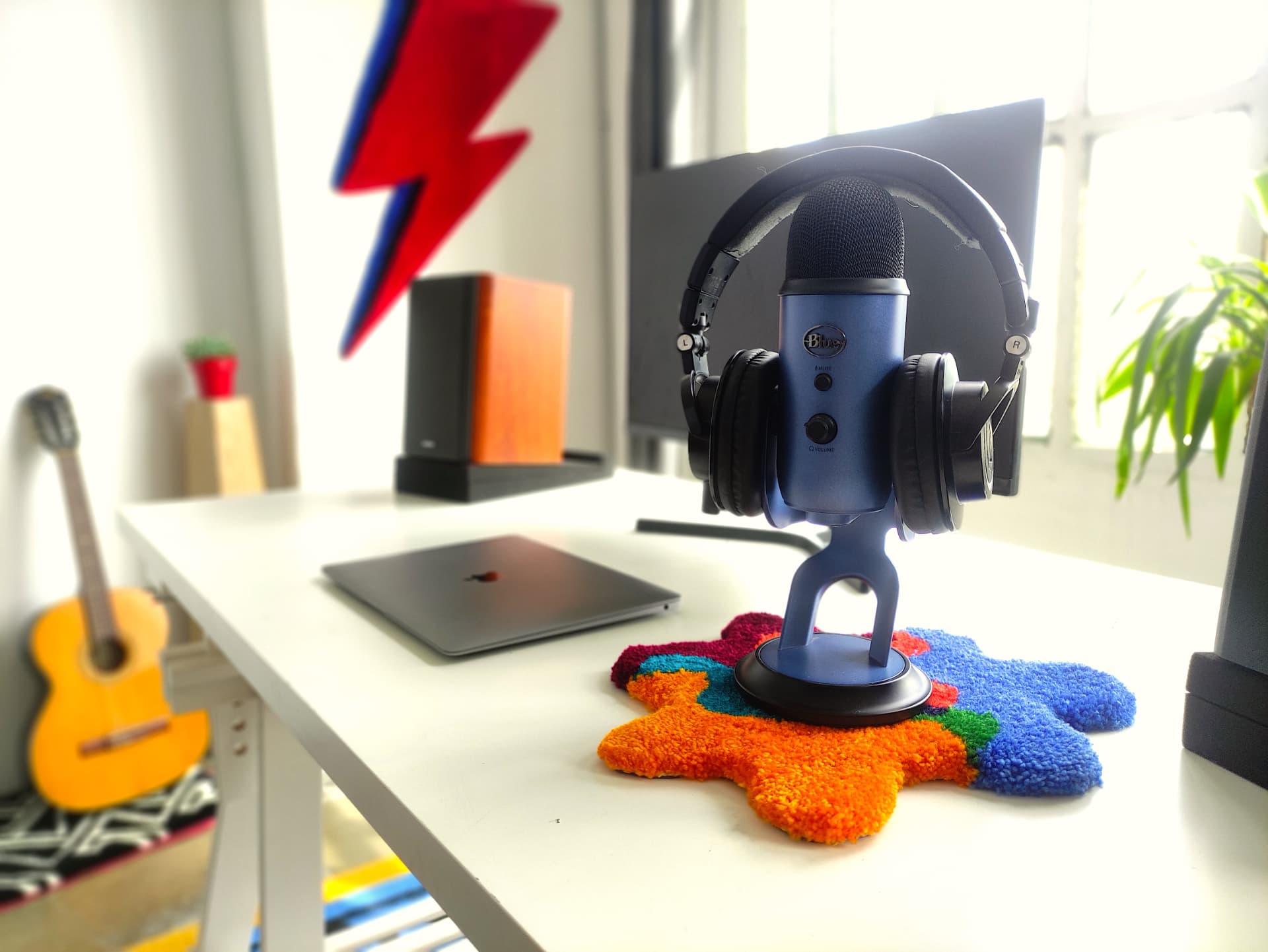 Tufted desk piece with microphone